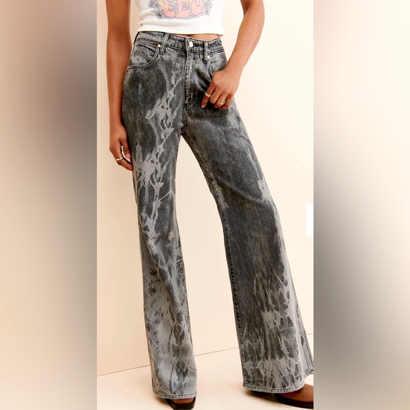Wrangler Wanderer Acid Wash High Rise Distressed Flare Jeans. - Picture 1 of 15